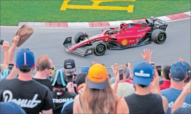  ?? ?? Carlos Sainz pasa por delante de una grada con su Ferrari durante los entrenamie­ntos libres del GP de Canadá que se celebra en el circuito Gilles Villeneuve de Montreal.
