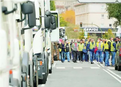  ?? EUROPA PRESS ?? Los camioneros protestan por los precios de los carburante­s en Lugo