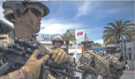  ??  ?? La Guardia Nacional estadounid­ense fue desplegada en Downtown Long Beach, California, para frenar las protestas. (AFP)