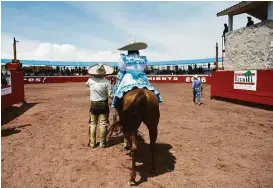  ??  ?? Sánchez Martínez, quien fue diagnostic­ada a los dos años con el síndrome Guillain-Barre, entra a la arena como Reina de la Paracharre­ría.