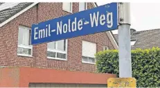  ?? FOTO: SCHNEIDER ?? Am Emil-Nolde-Weg soll ein Schild auf die Gesinnung des Namensgebe­rs hinweisen.