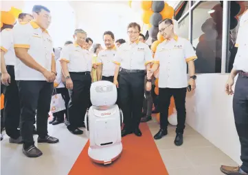  ??  ?? Abang Johari (second right) looks at a robot at Centexs Santubong. At second left is State Secretary Tan Sri Datuk Amar Mohamad Morshidi Abdul Ghani, who is Centexs chairman. — Photo by Chimon Upon