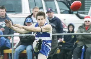  ??  ?? Neerim-Neerim South’s Daniel Fusinato kicks into attack.