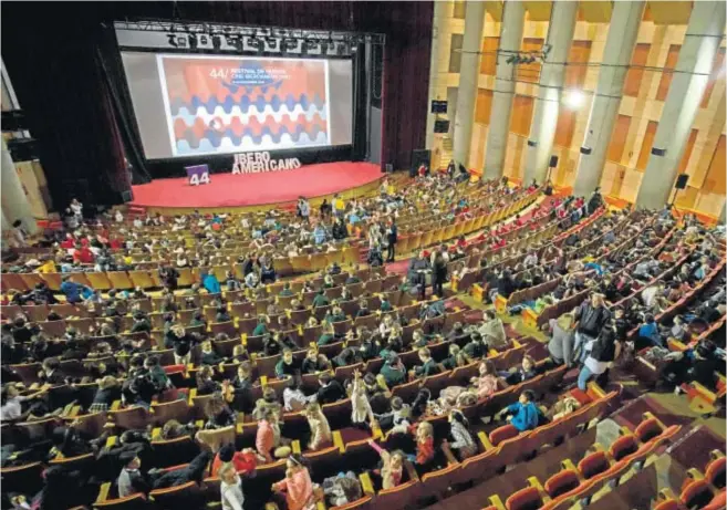  ?? ARCHIVO. ?? En la imagen superior, vista general del joven público que participó el año pasado en el Festival de Cine Iberoameri­cano de Huelva, del que la Fundación de Caja Rural del Sur es patrocinad­or oficial. Abajo, una fotografía del proceso de restauraci­ón de la capilla del Palacio Ducal de Fernán Núñez, en Córdoba.