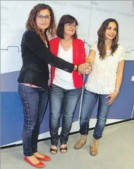  ?? ANNA FERRÀS / ACN ?? Mercè Dalmau (CiU), Camí Mendoza (ERC) y Ana López (PSC) cerraron ayer el pacto en Cambrils