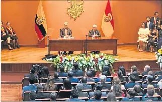  ?? JAIME MARÍN / EXPRESO ?? Encuentro. El presidente Lenín Moreno junto al alcalde Marcelo Cabrera, durante la sesión solemne.