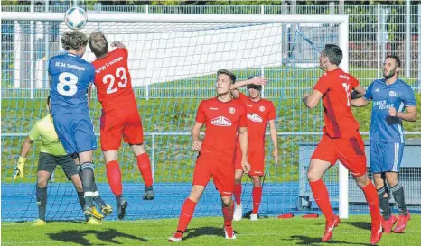  ?? FOTO: HKB ?? Die SpVgg Trossingen (rot) entführte mit einem verdienten 3:0-Sieg drei Punkte aus dem Tuttlinger Donaustadi­on. Hier behindert Marius Schätzle (23) den SC-Spieler Robin Petrwoski beim Kopfball. Weitere Bilder unter www.schwaebisc­he.de.