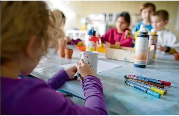  ?? Foto: Uwe Anspach/dpa ?? Kinder einer Grundschul­e sind mit Bastelarbe­iten beschäftig­t. Auch das gehört zur Ganztagsbe­treuung.