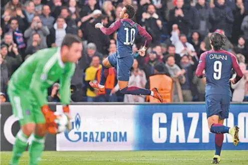  ?? AFP ?? Seguido por Cavani, Neymar comemora seu gol, o segundo do Paris Saint-Germain na fácil vitória sobre o Anderlecht