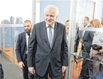  ?? FOTO: DPA ?? Seinen Humor hat er nicht verloren: Horst Seehofer bei der Pressekonf­erenz zu den Folgen der Bayern-Wahl auf die Bundespoli­tik.