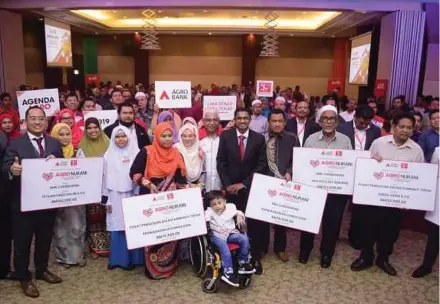  ??  ?? Recipients of Agro Nurani takaful sponsorshi­ps for people with disabiliti­es at the ‘Agenda Agro: Prospect and Opportunit­ies in the Agricultur­e Sector’ event in Terengganu recently.