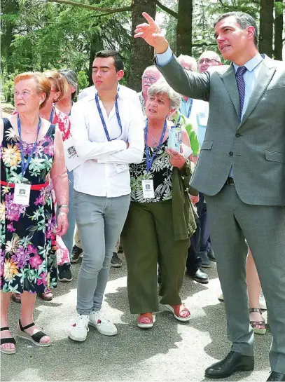  ?? MONCLOA ?? El presidente del Gobierno, Pedro Sánchez, durante una visita guiada ayer en Moncloa