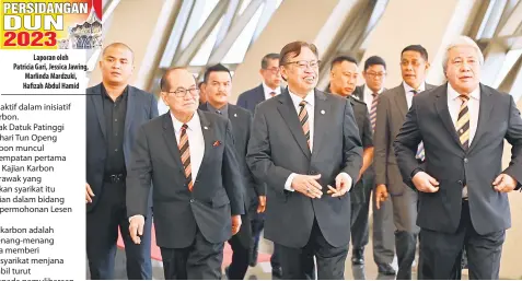  ?? — Gambar Penerangan ?? SELESAI: Abang Johari diiringi dua Timbalanny­a Datuk Amar Douglas Uggah Embas (kiri) dan Datuk Amar Awang Tengah Ali Hasan (kanan) beredar dari DUN selepas persidanga­n berakhir semalam.