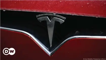  ??  ?? Logo der Tesla-Fahrzeuge