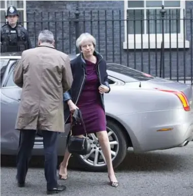  ?? FOTO BELGA ?? Theresa May komt aan in Downing Street. Haar herschikki­ng van de regering bleek minder ingrijpend dan verwacht.