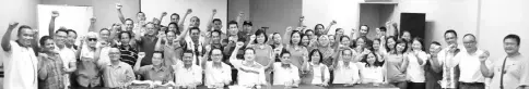  ??  ?? Mositun (seated middle) leading acting PBS Youth chief Christophe­r Mandut and PBS Liawan leaders in chanting the party's slogan after the briefing.