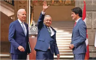  ?? Foto Kevin Lamarque/Reuters ?? Mehiški predsednik Andres Manuel López Obrador (v sredini) je z ameriškim kolegom Joejem Bidnom (levo) in kanadskim premierom Justinom Trudeaujem utrdil sodelovanj­e v boju proti ilegalnim migracijam in trgovini z mamili.