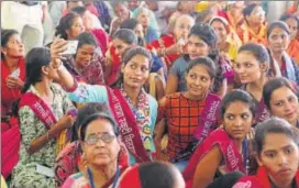  ?? HIMANSHU VYAS/HT PHOTO ?? Beneficiar­ies of free scooty scheme click a selfie during Pradhan Mantri Labharti Sanvad at Amrudon Ka Bagh, in Jaipur on Saturday.