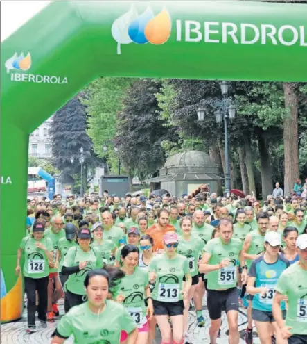  ??  ?? COLOR VERDE. Corredores de cualquier sexo y edad se echan a las calles y visten de verde las ciudades dónde se celebra el To