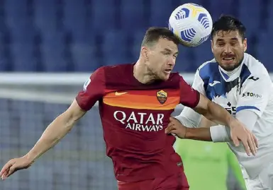  ??  ?? Tentativo Una girata di testa di Edin Dzeko, 35 anni, di poco alta nel finale della gara contro l’Atalanta