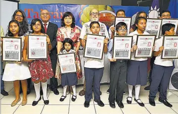  ??  ?? Los niños y niñas premiados posan con sus diplomas de reconocimi­ento, al lado de los artistas, autoridade­s de Gobierno y la embajadora del país asiático.
