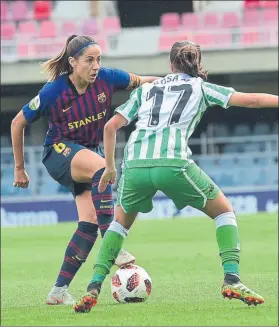  ?? FOTO: M. MONTILLA ?? La capitana Vicky Losada se impuso en la medular para controlar el juego