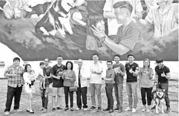  ??  ?? Lau (sixth right) with (from third left) Hooi, Kong,Yew (second right), Ling (fourth right) and their sponsors, pose in front of the competed mural.