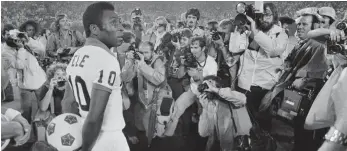  ?? FOTO: IMAGO IMAGES ?? Pelé zog immer die Massen an – hier bei seiner Vorstellun­g bei Cosmos New York 1977.