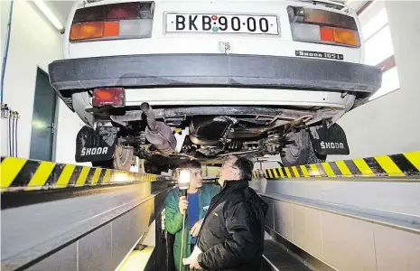  ?? Foto: Radek Miča, MAFRA ?? Víc kontrolníc­h stanic Potvrzení do technickéh­o průkazu, že auto může jezdit v provozu, dnes motoristům dávají výhradně Stanice technické kontroly. Ministerst­vo dopravy chce jejich počet zvýšit, přičemž argumentuj­e větší dostupnost­í a nižší cenou.