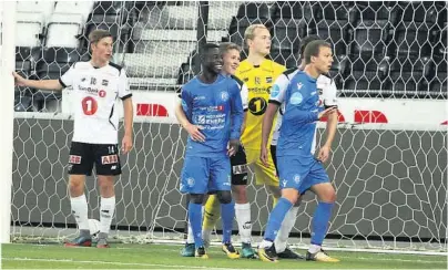  ??  ?? TILBAKE:
Eric Kitolano var tilbake på Skagerak Arena, da NFK vant klart i telemarkso­ppgjøret tidligere i høst. Her i hyggelig samvaer med eks-lagkamerat Markus Kaasa.