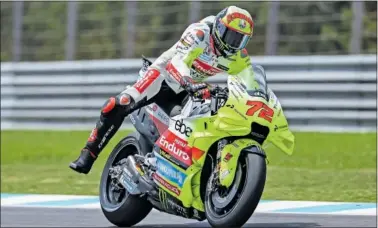  ?? ?? Marco Bezzecchi pilota la Ducati GP24 durante el primer día de test de pretempora­da en Sepang.