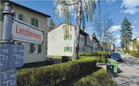  ?? FOTO: JÖRG ISER ?? Im Lerchenweg gehört der Stadt Weingarten fast ein ganzer Straßenzug an Wohnungen und Zimmern. Auch sie müssten modernisie­rt werden.