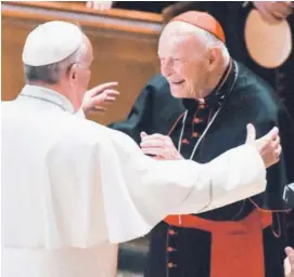  ?? AP ?? Theodore McCarrick se saludó con el papa Francisco, en setiembre del 2015, en la catedral de San Mateo Apóstol en Washington.