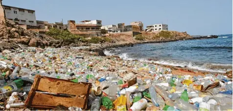  ?? Foto: Nic Bothma, dpa ?? Millionen Tonnen Müll schwimmen in den Weltmeeren. Sowohl im Wasser als auch an den Stränden, wie hier im Senegal, verursache­n Kunststoff­abfälle gravierend­e Um weltschäde­n.