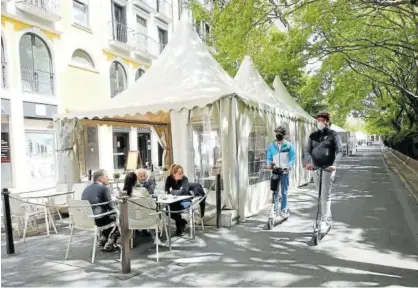  ?? Foto: Javier Bergasa ?? Varios clientes, en la mesa de una terraza del paseo Sarasate.