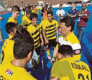  ??  ?? Al-sultan Abdullah bersama pemain negara Cabaran Juara-juara 2014.