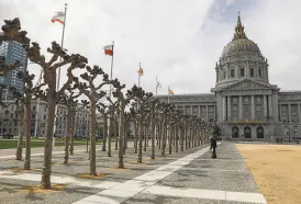  ?? Gabrielle Lurie / The Chronicle 2020 ?? San Francisco City Hall at the start of the city’s stayathome order early in the coronaviru­s pandemic on March 15, 2020.