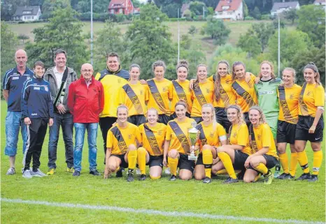  ?? FOTO: PRIVAT ?? Die Fußballeri­nnen des SC Unterzeil-Reichenhof­en gewannen den Schussenpo­kal der Frauen.