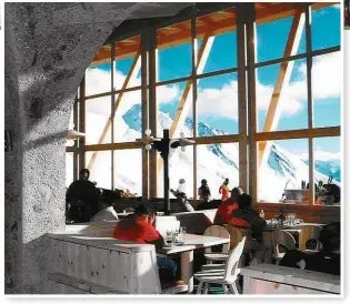  ??  ?? Die Skihütte Masner in Serfaus: Im lang gestreckte­n Glashaus befindet sich das Restaurant, der hintere Teil des Erdgeschoß­es liegt unter der Erde