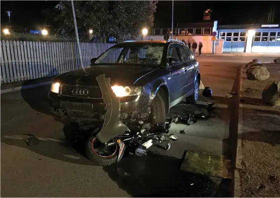  ?? Bild: RÄDDNINGST­JÄNSTEN ?? TVÅ PERSONER PÅKÖRDA. En ung kvinna skadades allvarligt. Bilen körde också över en moped och kraschade mot en stenrad på baksidan av Coop.
