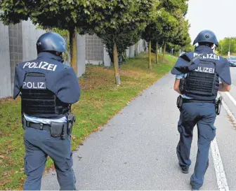  ?? FOTO: THOMAS HECKMANN ?? Polizisten riegelten am Sonntagmit­tag ein Ulmer Wohngebiet ab, um Passanten zu schützen.