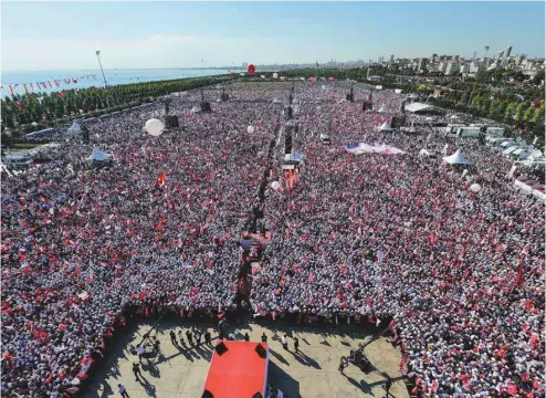  ?? YASIN AKGUL AGENCE FRANCE-PRESSE ?? Plusieurs centaines de milliers de personnes se sont réunies à Istanbul pour marquer la fin de la «marche pour la justice» de Kemal Kiliçdarog­lu.