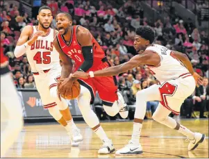  ?? AP PHOTO ?? Toronto Raptors forward C.J. Miles, centre, drives to the basket past Chicago Bulls guard Denzel Valentine, left, and guard Justin Holiday during an NBA preseason game on Oct. 13 in Chicago.