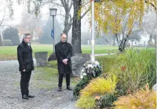  ?? FOTO: ISA ?? Wasserburg­s Bürgermeis­ter Harald Voigt und der zweite Bodolzer Bürgermeis­ter Bruno Schmid legen anlässlich des Volkstraue­rtages vor dem Kriegerden­kmal auf der Wasserburg­er Halbinsel gemeinsam einen Kranz nieder.