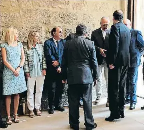  ?? MERCÈ GILI ?? Mariano Rajoy, en el momento de saludar en Lleida a senadores de ERC