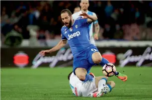  ?? — Reuters ?? Napoli’s Dries Mertens tackles Juventus’ Gonzalo Higuain.