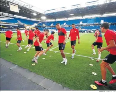 ?? WOLFGANG RATTAY / EFE ?? Los futbolista­s del Sevilla se ejercitan en el MSV Arena de Duisburgo con Fernando en primer plano.