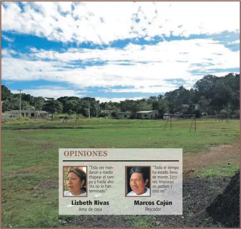  ??  ?? Residentes de la colonia La Carmelita, Seybaplaya; declararon que el campo siempre ha estado desatendid­o