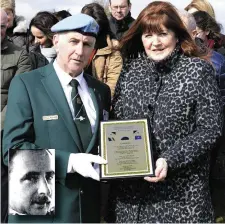  ?? Pic: Tom Callanan ?? UNN OffiOffice­r HHugo CCallaghan­l presents a framed poem ‘The Soldier’ to Pauline Walsh , widow of Pte Walsh (inset).