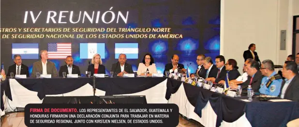  ??  ?? FIRMA DE DOCUMENTO. LOS REPRESENTA­NTES DE EL SALVADOR, GUATEMALA Y HONDURAS FIRMARON UNA DECLARACIÓ­N CONJUNTA PARA TRABAJAR EN MATERIA DE SEGURIDAD REGIONAL JUNTO CON KIRSTJEN NIELSEN, DE ESTADOS UNIDOS.